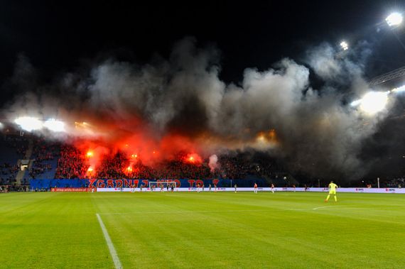 Diese Pyroshow gehörte zu der Kurvenshow der Wisla Anhänger.<br />Bild: legionisci.com“><figcaption>Diese Pyroshow gehörte zu der Kurvenshow der Wisla Anhänger.<br />Bild: legionisci.com</figcaption></figure>
<figure><img decoding=