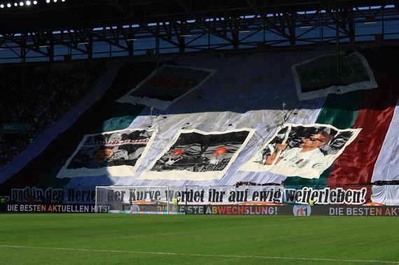 Der 2. Teil der Gedenk-Choreografie. Bild: Sport-in-Augsburg.de