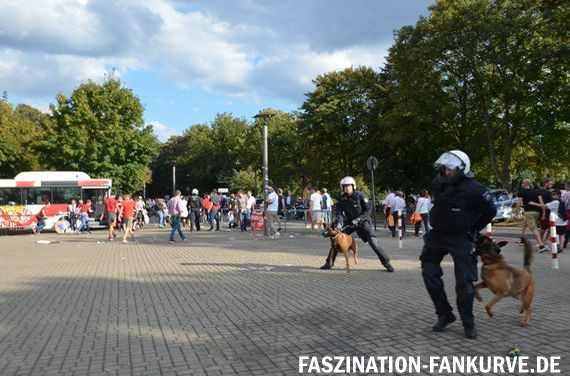 Polizeieinsatz hinter der Südkurve. Bild: Faszination Fankruve