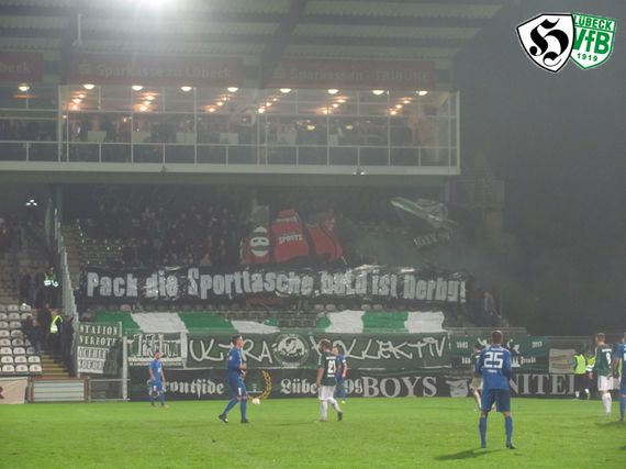 In der Datei sind 217 Lübeck und Kiel Fans gespeichert.<br />Bild: Old Wooden Grandstand”><figcaption>In der Datei sind 217 Lübeck und Kiel Fans gespeichert.<br />Bild: Old Wooden Grandstand</figcaption></figure>
                </div>
                
                <!-- YouTube (Meta-Feld) -->
                
            </div>
        </article>

                <script>
        (function() {
            var root = document.querySelector('.ff-single-news-gallery');
            if (!root) return;
            var slides = root.querySelectorAll('.ff-single-news-gallery-slide');
            var dots = root.querySelectorAll('.ff-single-news-gallery-dot');
            var prev = root.querySelector('.ff-single-news-gallery-prev');
            var next = root.querySelector('.ff-single-news-gallery-next');
            var n = slides.length;
            if (n < 2) return;
            var i = 0;
            function closeAllImgInfo() {
                root.querySelectorAll('.ff-fv-img-info-host.is-info-open').forEach(function(host) {
                    host.classList.remove('is-info-open');
                    var b = host.querySelector('.ff-fv-img-info-btn');
                    var p = host.querySelector('.ff-fv-img-info-panel');
                    if (b) b.setAttribute('aria-expanded', 'false');
                    if (p) p.setAttribute('aria-hidden', 'true');
                });
            }
            function show(idx) {
                closeAllImgInfo();
                i = ((idx % n) + n) % n;
                for (var s = 0; s < n; s++) {
                    if (s === i) slides[s].removeAttribute('hidden'); else slides[s].setAttribute('hidden', '');
                }
                for (var s = 0; s < dots.length; s++) {
                    dots[s].classList.toggle('is-active', s === i);
                    dots[s].setAttribute('aria-selected', s === i ? 'true' : 'false');
                }
            }
            if (prev) prev.addEventListener('click', function() { show(i - 1); });
            if (next) next.addEventListener('click', function() { show(i + 1); });
            for (var d = 0; d < dots.length; d++) {
                (function(di) { dots[di].addEventListener('click', function() { show(di); }); })(d);
            }
        })();
        </script>
        
        <!-- Kommentare -->
                <section class=