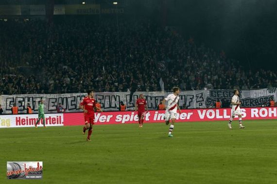 Spruchband von Ultrà Sankt Pauli.<br />Bild: Union-Foto-Hupe.de”><figcaption>Spruchband von Ultrà Sankt Pauli.<br />Bild: Union-Foto-Hupe.de</figcaption></figure>
<figure><img decoding=