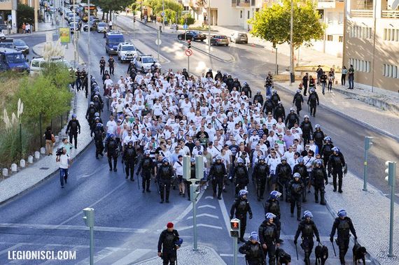 Die Legia Fans auf dem Weg zum Stadion.<br />Bild: legionisci.com“><figcaption>Die Legia Fans auf dem Weg zum Stadion.<br />Bild: legionisci.com</figcaption></figure>
            </div>

                    </article>

                <section class=