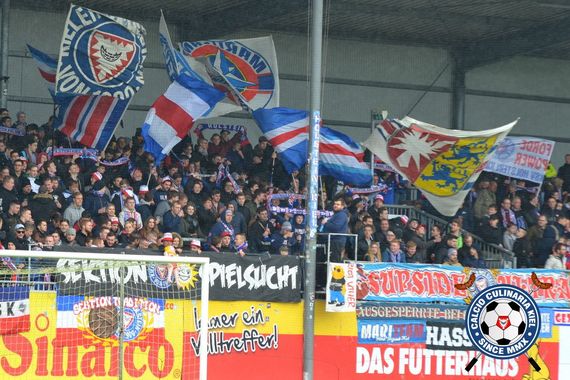 Die Zaunfahne der Sektion Spielsucht darf bei Holstein Heimspielen nicht mehr aufgehangen werden. Bild: Calcio-Culinaria.de