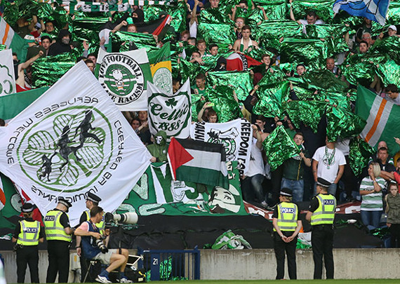 Celtic Fans zeigen öfter Palästina Fahnen<br />Bild: legionisci.com“><figcaption>Celtic Fans zeigen öfter Palästina Fahnen<br />Bild: legionisci.com</figcaption></figure>
            </div>

                    </article>

                <section class=