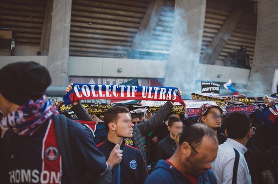 Collectif Ultras Paris auf einer Gedenkfeier für den verstorbenen Fotografen der Supras vor der Virage Auteuil.<br />Bild: Faszination Fankurve“><figcaption>Collectif Ultras Paris auf einer Gedenkfeier für den verstorbenen Fotografen der Supras vor der Virage Auteuil.<br />Bild: Faszination Fankurve</figcaption></figure>
<figure><img decoding=