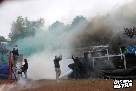 Die Trierer Pyroshow vor Anpfiff.<br />Bild: Insane-Ultra.de”><figcaption>Die Trierer Pyroshow vor Anpfiff.<br />Bild: Insane-Ultra.de</figcaption></figure>
<figure><img decoding=