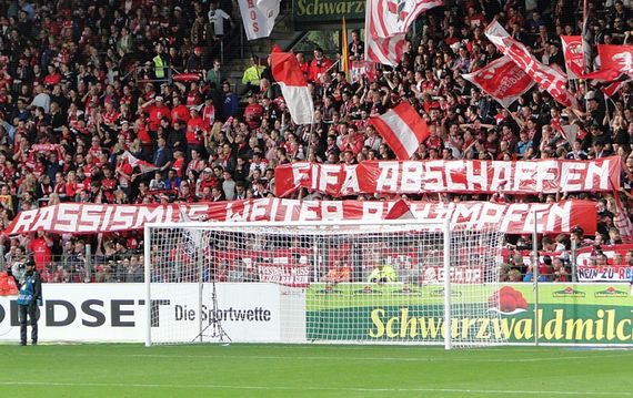Spruchband auf der Freiburger Nordtribüne gegen die Auflösung der Antira-Task-Force der Fifa.<br />Bild: www.eintracht-online.net”><figcaption>Spruchband auf der Freiburger Nordtribüne gegen die Auflösung der Antira-Task-Force der Fifa.<br />Bild: www.eintracht-online.net</figcaption></figure>
                </div>
                
                <!-- YouTube (Meta-Feld) -->
                
            </div>
        </article>

                <script>
        (function() {
            var root = document.querySelector('.ff-single-news-gallery');
            if (!root) return;
            var slides = root.querySelectorAll('.ff-single-news-gallery-slide');
            var dots = root.querySelectorAll('.ff-single-news-gallery-dot');
            var prev = root.querySelector('.ff-single-news-gallery-prev');
            var next = root.querySelector('.ff-single-news-gallery-next');
            var n = slides.length;
            if (n < 2) return;
            var i = 0;
            function closeAllImgInfo() {
                root.querySelectorAll('.ff-fv-img-info-host.is-info-open').forEach(function(host) {
                    host.classList.remove('is-info-open');
                    var b = host.querySelector('.ff-fv-img-info-btn');
                    var p = host.querySelector('.ff-fv-img-info-panel');
                    if (b) b.setAttribute('aria-expanded', 'false');
                    if (p) p.setAttribute('aria-hidden', 'true');
                });
            }
            function show(idx) {
                closeAllImgInfo();
                i = ((idx % n) + n) % n;
                for (var s = 0; s < n; s++) {
                    if (s === i) slides[s].removeAttribute('hidden'); else slides[s].setAttribute('hidden', '');
                }
                for (var s = 0; s < dots.length; s++) {
                    dots[s].classList.toggle('is-active', s === i);
                    dots[s].setAttribute('aria-selected', s === i ? 'true' : 'false');
                }
            }
            if (prev) prev.addEventListener('click', function() { show(i - 1); });
            if (next) next.addEventListener('click', function() { show(i + 1); });
            for (var d = 0; d < dots.length; d++) {
                (function(di) { dots[di].addEventListener('click', function() { show(di); }); })(d);
            }
        })();
        </script>
        
        <!-- Kommentare -->
                <section class=