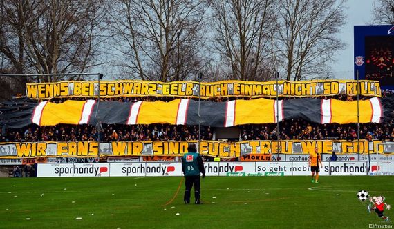 Zwei Jahre nach dem Sachsenpokalspiel ist der letzte Dynamofan freigesprochen.<br />Bild: schwarzgelb-dynamo.de”><figcaption>Zwei Jahre nach dem Sachsenpokalspiel ist der letzte Dynamofan freigesprochen.<br />Bild: schwarzgelb-dynamo.de</figcaption></figure>
                </div>
                
                <!-- YouTube (Meta-Feld) -->
                
            </div>
        </article>

                <script>
        (function() {
            var root = document.querySelector('.ff-single-news-gallery');
            if (!root) return;
            var slides = root.querySelectorAll('.ff-single-news-gallery-slide');
            var dots = root.querySelectorAll('.ff-single-news-gallery-dot');
            var prev = root.querySelector('.ff-single-news-gallery-prev');
            var next = root.querySelector('.ff-single-news-gallery-next');
            var n = slides.length;
            if (n < 2) return;
            var i = 0;
            function closeAllImgInfo() {
                root.querySelectorAll('.ff-fv-img-info-host.is-info-open').forEach(function(host) {
                    host.classList.remove('is-info-open');
                    var b = host.querySelector('.ff-fv-img-info-btn');
                    var p = host.querySelector('.ff-fv-img-info-panel');
                    if (b) b.setAttribute('aria-expanded', 'false');
                    if (p) p.setAttribute('aria-hidden', 'true');
                });
            }
            function show(idx) {
                closeAllImgInfo();
                i = ((idx % n) + n) % n;
                for (var s = 0; s < n; s++) {
                    if (s === i) slides[s].removeAttribute('hidden'); else slides[s].setAttribute('hidden', '');
                }
                for (var s = 0; s < dots.length; s++) {
                    dots[s].classList.toggle('is-active', s === i);
                    dots[s].setAttribute('aria-selected', s === i ? 'true' : 'false');
                }
            }
            if (prev) prev.addEventListener('click', function() { show(i - 1); });
            if (next) next.addEventListener('click', function() { show(i + 1); });
            for (var d = 0; d < dots.length; d++) {
                (function(di) { dots[di].addEventListener('click', function() { show(di); }); })(d);
            }
        })();
        </script>
        
        <!-- Kommentare -->
                <section class=