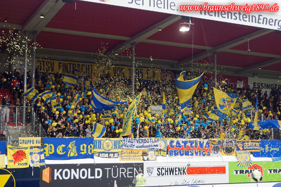 Eintracht Braunschweig Fans schickten Genesungswünsche nach Magdeburg.<br />Bild: Braunschweig1895.de”><figcaption>Eintracht Braunschweig Fans schickten Genesungswünsche nach Magdeburg.<br />Bild: Braunschweig1895.de</figcaption></figure>
                </div>
                
                <!-- YouTube (Meta-Feld) -->
                
            </div>
        </article>

                <script>
        (function() {
            var root = document.querySelector('.ff-single-news-gallery');
            if (!root) return;
            var slides = root.querySelectorAll('.ff-single-news-gallery-slide');
            var dots = root.querySelectorAll('.ff-single-news-gallery-dot');
            var prev = root.querySelector('.ff-single-news-gallery-prev');
            var next = root.querySelector('.ff-single-news-gallery-next');
            var n = slides.length;
            if (n < 2) return;
            var i = 0;
            function closeAllImgInfo() {
                root.querySelectorAll('.ff-fv-img-info-host.is-info-open').forEach(function(host) {
                    host.classList.remove('is-info-open');
                    var b = host.querySelector('.ff-fv-img-info-btn');
                    var p = host.querySelector('.ff-fv-img-info-panel');
                    if (b) b.setAttribute('aria-expanded', 'false');
                    if (p) p.setAttribute('aria-hidden', 'true');
                });
            }
            function show(idx) {
                closeAllImgInfo();
                i = ((idx % n) + n) % n;
                for (var s = 0; s < n; s++) {
                    if (s === i) slides[s].removeAttribute('hidden'); else slides[s].setAttribute('hidden', '');
                }
                for (var s = 0; s < dots.length; s++) {
                    dots[s].classList.toggle('is-active', s === i);
                    dots[s].setAttribute('aria-selected', s === i ? 'true' : 'false');
                }
            }
            if (prev) prev.addEventListener('click', function() { show(i - 1); });
            if (next) next.addEventListener('click', function() { show(i + 1); });
            for (var d = 0; d < dots.length; d++) {
                (function(di) { dots[di].addEventListener('click', function() { show(di); }); })(d);
            }
        })();
        </script>
        
        <!-- Kommentare -->
                <section class=