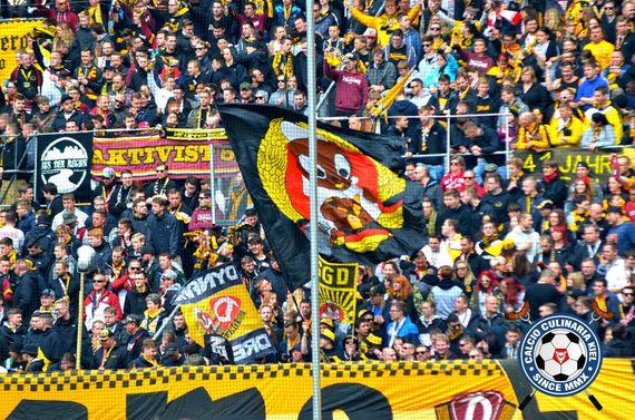 Gegen diese Fahne gehen MDR und RBB aktuell vor.<br />Bild: Calcio-Culinaria.de”><figcaption>Gegen diese Fahne gehen MDR und RBB aktuell vor.<br />Bild: Calcio-Culinaria.de</figcaption></figure>
<figure><img decoding=