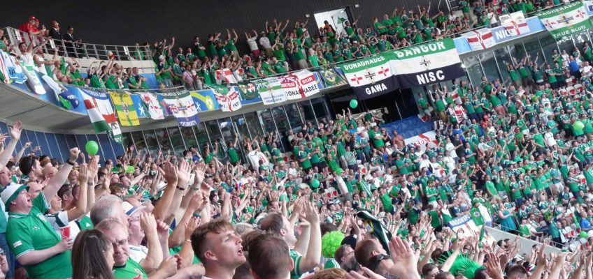 Bereits in Frankreich sorgten die Nordirland Fans mit ihrem Song für Aufsehen.<br />Bild: CR-Fotos.de / Claude Rapp“><figcaption>Bereits in Frankreich sorgten die Nordirland Fans mit ihrem Song für Aufsehen.<br />Bild: CR-Fotos.de / Claude Rapp</figcaption></figure>
            </div>

                    </article>

                <section class=