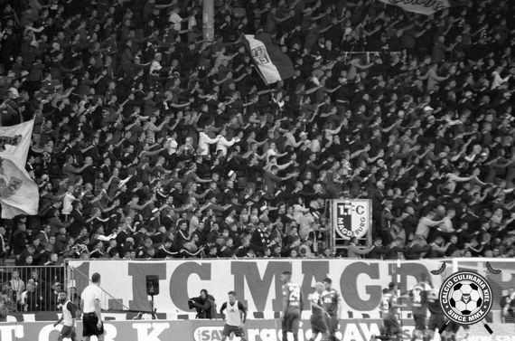 Der verstorbene Fan soll dem Block U angehört haben.<br />Bild: Calcio-Culinaria.de”><figcaption>Der verstorbene Fan soll dem Block U angehört haben.<br />Bild: Calcio-Culinaria.de</figcaption></figure>
                </div>
                
                <!-- YouTube (Meta-Feld) -->
                
            </div>
        </article>

                <script>
        (function() {
            var root = document.querySelector('.ff-single-news-gallery');
            if (!root) return;
            var slides = root.querySelectorAll('.ff-single-news-gallery-slide');
            var dots = root.querySelectorAll('.ff-single-news-gallery-dot');
            var prev = root.querySelector('.ff-single-news-gallery-prev');
            var next = root.querySelector('.ff-single-news-gallery-next');
            var n = slides.length;
            if (n < 2) return;
            var i = 0;
            function closeAllImgInfo() {
                root.querySelectorAll('.ff-fv-img-info-host.is-info-open').forEach(function(host) {
                    host.classList.remove('is-info-open');
                    var b = host.querySelector('.ff-fv-img-info-btn');
                    var p = host.querySelector('.ff-fv-img-info-panel');
                    if (b) b.setAttribute('aria-expanded', 'false');
                    if (p) p.setAttribute('aria-hidden', 'true');
                });
            }
            function show(idx) {
                closeAllImgInfo();
                i = ((idx % n) + n) % n;
                for (var s = 0; s < n; s++) {
                    if (s === i) slides[s].removeAttribute('hidden'); else slides[s].setAttribute('hidden', '');
                }
                for (var s = 0; s < dots.length; s++) {
                    dots[s].classList.toggle('is-active', s === i);
                    dots[s].setAttribute('aria-selected', s === i ? 'true' : 'false');
                }
            }
            if (prev) prev.addEventListener('click', function() { show(i - 1); });
            if (next) next.addEventListener('click', function() { show(i + 1); });
            for (var d = 0; d < dots.length; d++) {
                (function(di) { dots[di].addEventListener('click', function() { show(di); }); })(d);
            }
        })();
        </script>
        
        <!-- Kommentare -->
                <section class=