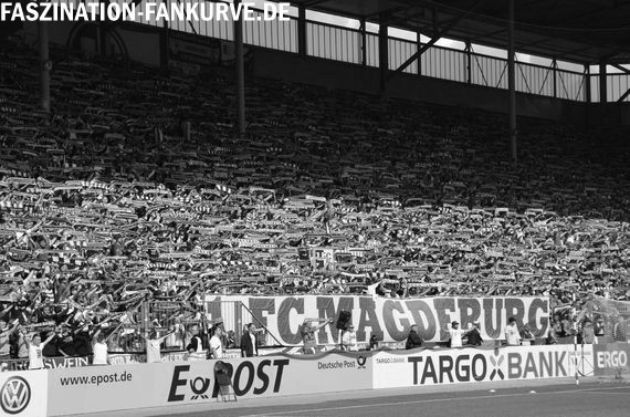 An Support ist in Magdeburg gerade nicht zu denken.<br />Bild: Faszination Fankurve”><figcaption>An Support ist in Magdeburg gerade nicht zu denken.<br />Bild: Faszination Fankurve</figcaption></figure>
                </div>
                
                <!-- YouTube (Meta-Feld) -->
                
            </div>
        </article>

                <script>
        (function() {
            var root = document.querySelector('.ff-single-news-gallery');
            if (!root) return;
            var slides = root.querySelectorAll('.ff-single-news-gallery-slide');
            var dots = root.querySelectorAll('.ff-single-news-gallery-dot');
            var prev = root.querySelector('.ff-single-news-gallery-prev');
            var next = root.querySelector('.ff-single-news-gallery-next');
            var n = slides.length;
            if (n < 2) return;
            var i = 0;
            function closeAllImgInfo() {
                root.querySelectorAll('.ff-fv-img-info-host.is-info-open').forEach(function(host) {
                    host.classList.remove('is-info-open');
                    var b = host.querySelector('.ff-fv-img-info-btn');
                    var p = host.querySelector('.ff-fv-img-info-panel');
                    if (b) b.setAttribute('aria-expanded', 'false');
                    if (p) p.setAttribute('aria-hidden', 'true');
                });
            }
            function show(idx) {
                closeAllImgInfo();
                i = ((idx % n) + n) % n;
                for (var s = 0; s < n; s++) {
                    if (s === i) slides[s].removeAttribute('hidden'); else slides[s].setAttribute('hidden', '');
                }
                for (var s = 0; s < dots.length; s++) {
                    dots[s].classList.toggle('is-active', s === i);
                    dots[s].setAttribute('aria-selected', s === i ? 'true' : 'false');
                }
            }
            if (prev) prev.addEventListener('click', function() { show(i - 1); });
            if (next) next.addEventListener('click', function() { show(i + 1); });
            for (var d = 0; d < dots.length; d++) {
                (function(di) { dots[di].addEventListener('click', function() { show(di); }); })(d);
            }
        })();
        </script>
        
        <!-- Kommentare -->
                <section class=