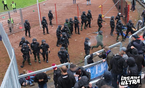 Pfeffersprayeinsatz gegen Fußballfans aus Trier.<br />Bild: insane-ultra.de”><figcaption>Pfeffersprayeinsatz gegen Fußballfans aus Trier.<br />Bild: insane-ultra.de</figcaption></figure>
                </div>
                
                <!-- YouTube (Meta-Feld) -->
                
            </div>
        </article>

                <script>
        (function() {
            var root = document.querySelector('.ff-single-news-gallery');
            if (!root) return;
            var slides = root.querySelectorAll('.ff-single-news-gallery-slide');
            var dots = root.querySelectorAll('.ff-single-news-gallery-dot');
            var prev = root.querySelector('.ff-single-news-gallery-prev');
            var next = root.querySelector('.ff-single-news-gallery-next');
            var n = slides.length;
            if (n < 2) return;
            var i = 0;
            function closeAllImgInfo() {
                root.querySelectorAll('.ff-fv-img-info-host.is-info-open').forEach(function(host) {
                    host.classList.remove('is-info-open');
                    var b = host.querySelector('.ff-fv-img-info-btn');
                    var p = host.querySelector('.ff-fv-img-info-panel');
                    if (b) b.setAttribute('aria-expanded', 'false');
                    if (p) p.setAttribute('aria-hidden', 'true');
                });
            }
            function show(idx) {
                closeAllImgInfo();
                i = ((idx % n) + n) % n;
                for (var s = 0; s < n; s++) {
                    if (s === i) slides[s].removeAttribute('hidden'); else slides[s].setAttribute('hidden', '');
                }
                for (var s = 0; s < dots.length; s++) {
                    dots[s].classList.toggle('is-active', s === i);
                    dots[s].setAttribute('aria-selected', s === i ? 'true' : 'false');
                }
            }
            if (prev) prev.addEventListener('click', function() { show(i - 1); });
            if (next) next.addEventListener('click', function() { show(i + 1); });
            for (var d = 0; d < dots.length; d++) {
                (function(di) { dots[di].addEventListener('click', function() { show(di); }); })(d);
            }
        })();
        </script>
        
        <!-- Kommentare -->
                <section class=