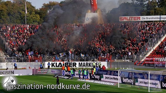 Die Pyroaktion im Gästeblock.<br />Bild: Faszination-Nordkurve.de”><figcaption>Die Pyroaktion im Gästeblock.<br />Bild: Faszination-Nordkurve.de</figcaption></figure>
<figure><img decoding=
