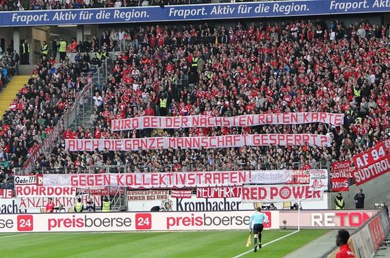 Spruchband im Gästeblock.<br />Bild: Eintracht-Online.net”><figcaption>Spruchband im Gästeblock.<br />Bild: Eintracht-Online.net</figcaption></figure>
<figure><img decoding=