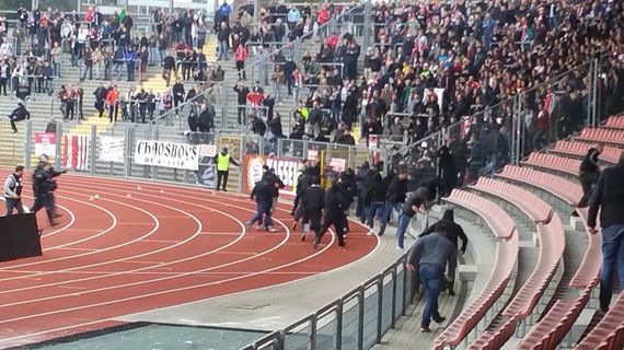 Hessen Kassel Fans im Innenraum.<br />Bild: privat”><figcaption>Hessen Kassel Fans im Innenraum.<br />Bild: privat</figcaption></figure>
                </div>
                
                <!-- YouTube (Meta-Feld) -->
                
            </div>
        </article>

                <script>
        (function() {
            var root = document.querySelector('.ff-single-news-gallery');
            if (!root) return;
            var slides = root.querySelectorAll('.ff-single-news-gallery-slide');
            var dots = root.querySelectorAll('.ff-single-news-gallery-dot');
            var prev = root.querySelector('.ff-single-news-gallery-prev');
            var next = root.querySelector('.ff-single-news-gallery-next');
            var n = slides.length;
            if (n < 2) return;
            var i = 0;
            function closeAllImgInfo() {
                root.querySelectorAll('.ff-fv-img-info-host.is-info-open').forEach(function(host) {
                    host.classList.remove('is-info-open');
                    var b = host.querySelector('.ff-fv-img-info-btn');
                    var p = host.querySelector('.ff-fv-img-info-panel');
                    if (b) b.setAttribute('aria-expanded', 'false');
                    if (p) p.setAttribute('aria-hidden', 'true');
                });
            }
            function show(idx) {
                closeAllImgInfo();
                i = ((idx % n) + n) % n;
                for (var s = 0; s < n; s++) {
                    if (s === i) slides[s].removeAttribute('hidden'); else slides[s].setAttribute('hidden', '');
                }
                for (var s = 0; s < dots.length; s++) {
                    dots[s].classList.toggle('is-active', s === i);
                    dots[s].setAttribute('aria-selected', s === i ? 'true' : 'false');
                }
            }
            if (prev) prev.addEventListener('click', function() { show(i - 1); });
            if (next) next.addEventListener('click', function() { show(i + 1); });
            for (var d = 0; d < dots.length; d++) {
                (function(di) { dots[di].addEventListener('click', function() { show(di); }); })(d);
            }
        })();
        </script>
        
        <!-- Kommentare -->
                <section class=