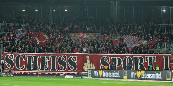 Diese Botschaft schickten FCK-Ultras an den übertragenden TV-Sender.<br />Bild: www.der-betze-brennt.de”><figcaption>Diese Botschaft schickten FCK-Ultras an den übertragenden TV-Sender.<br />Bild: www.der-betze-brennt.de</figcaption></figure>
<figure><img decoding=