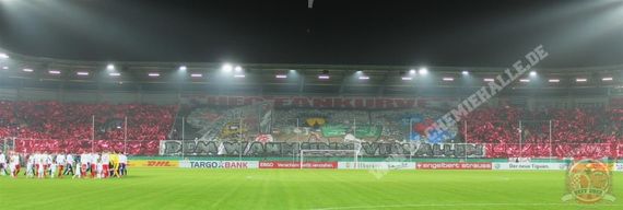 Die Choreografie in der HFC-Fankurve.<br />Bild: ChemieHalle.de”><figcaption>Die Choreografie in der HFC-Fankurve.<br />Bild: ChemieHalle.de</figcaption></figure>
<figure><img decoding=
