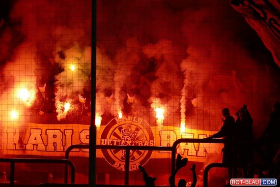 Die Pyroshow der Alemannia Ultras in Wuppertal.<br />Bild: Rot-Blau.com”><figcaption>Die Pyroshow der Alemannia Ultras in Wuppertal.<br />Bild: Rot-Blau.com</figcaption></figure>
                </div>
                
                <!-- YouTube (Meta-Feld) -->
                
            </div>
        </article>

                <script>
        (function() {
            var root = document.querySelector('.ff-single-news-gallery');
            if (!root) return;
            var slides = root.querySelectorAll('.ff-single-news-gallery-slide');
            var dots = root.querySelectorAll('.ff-single-news-gallery-dot');
            var prev = root.querySelector('.ff-single-news-gallery-prev');
            var next = root.querySelector('.ff-single-news-gallery-next');
            var n = slides.length;
            if (n < 2) return;
            var i = 0;
            function closeAllImgInfo() {
                root.querySelectorAll('.ff-fv-img-info-host.is-info-open').forEach(function(host) {
                    host.classList.remove('is-info-open');
                    var b = host.querySelector('.ff-fv-img-info-btn');
                    var p = host.querySelector('.ff-fv-img-info-panel');
                    if (b) b.setAttribute('aria-expanded', 'false');
                    if (p) p.setAttribute('aria-hidden', 'true');
                });
            }
            function show(idx) {
                closeAllImgInfo();
                i = ((idx % n) + n) % n;
                for (var s = 0; s < n; s++) {
                    if (s === i) slides[s].removeAttribute('hidden'); else slides[s].setAttribute('hidden', '');
                }
                for (var s = 0; s < dots.length; s++) {
                    dots[s].classList.toggle('is-active', s === i);
                    dots[s].setAttribute('aria-selected', s === i ? 'true' : 'false');
                }
            }
            if (prev) prev.addEventListener('click', function() { show(i - 1); });
            if (next) next.addEventListener('click', function() { show(i + 1); });
            for (var d = 0; d < dots.length; d++) {
                (function(di) { dots[di].addEventListener('click', function() { show(di); }); })(d);
            }
        })();
        </script>
        
        <!-- Kommentare -->
                <section class=