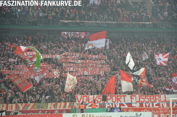 Plakataktion in der Südkurve vor Anpfiff der ersten Halbzeit.<br />Bild: Faszination Fankurve”><figcaption>Plakataktion in der Südkurve vor Anpfiff der ersten Halbzeit.<br />Bild: Faszination Fankurve</figcaption></figure>
<figure><img decoding=