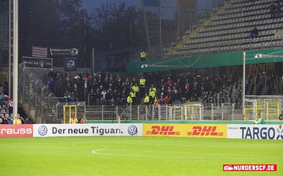 Die SV Sandhausen Fans am Dienstag in Freiburg.<br />Bild: nur-der-scf.de”><figcaption>Die SV Sandhausen Fans am Dienstag in Freiburg.<br />Bild: nur-der-scf.de</figcaption></figure>
                </div>
                
                <!-- YouTube (Meta-Feld) -->
                
            </div>
        </article>

                <script>
        (function() {
            var root = document.querySelector('.ff-single-news-gallery');
            if (!root) return;
            var slides = root.querySelectorAll('.ff-single-news-gallery-slide');
            var dots = root.querySelectorAll('.ff-single-news-gallery-dot');
            var prev = root.querySelector('.ff-single-news-gallery-prev');
            var next = root.querySelector('.ff-single-news-gallery-next');
            var n = slides.length;
            if (n < 2) return;
            var i = 0;
            function closeAllImgInfo() {
                root.querySelectorAll('.ff-fv-img-info-host.is-info-open').forEach(function(host) {
                    host.classList.remove('is-info-open');
                    var b = host.querySelector('.ff-fv-img-info-btn');
                    var p = host.querySelector('.ff-fv-img-info-panel');
                    if (b) b.setAttribute('aria-expanded', 'false');
                    if (p) p.setAttribute('aria-hidden', 'true');
                });
            }
            function show(idx) {
                closeAllImgInfo();
                i = ((idx % n) + n) % n;
                for (var s = 0; s < n; s++) {
                    if (s === i) slides[s].removeAttribute('hidden'); else slides[s].setAttribute('hidden', '');
                }
                for (var s = 0; s < dots.length; s++) {
                    dots[s].classList.toggle('is-active', s === i);
                    dots[s].setAttribute('aria-selected', s === i ? 'true' : 'false');
                }
            }
            if (prev) prev.addEventListener('click', function() { show(i - 1); });
            if (next) next.addEventListener('click', function() { show(i + 1); });
            for (var d = 0; d < dots.length; d++) {
                (function(di) { dots[di].addEventListener('click', function() { show(di); }); })(d);
            }
        })();
        </script>
        
        <!-- Kommentare -->
                <section class=