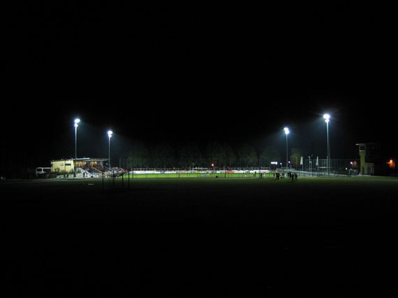 Im Stadion in Luckenwalde kam es vor fünf Monaten zu unschönen Szenen.<br />Bild: F. Schlomm”><figcaption>Im Stadion in Luckenwalde kam es vor fünf Monaten zu unschönen Szenen.<br />Bild: F. Schlomm</figcaption></figure>
                </div>
                
                <!-- YouTube (Meta-Feld) -->
                
            </div>
        </article>

                <script>
        (function() {
            var root = document.querySelector('.ff-single-news-gallery');
            if (!root) return;
            var slides = root.querySelectorAll('.ff-single-news-gallery-slide');
            var dots = root.querySelectorAll('.ff-single-news-gallery-dot');
            var prev = root.querySelector('.ff-single-news-gallery-prev');
            var next = root.querySelector('.ff-single-news-gallery-next');
            var n = slides.length;
            if (n < 2) return;
            var i = 0;
            function closeAllImgInfo() {
                root.querySelectorAll('.ff-fv-img-info-host.is-info-open').forEach(function(host) {
                    host.classList.remove('is-info-open');
                    var b = host.querySelector('.ff-fv-img-info-btn');
                    var p = host.querySelector('.ff-fv-img-info-panel');
                    if (b) b.setAttribute('aria-expanded', 'false');
                    if (p) p.setAttribute('aria-hidden', 'true');
                });
            }
            function show(idx) {
                closeAllImgInfo();
                i = ((idx % n) + n) % n;
                for (var s = 0; s < n; s++) {
                    if (s === i) slides[s].removeAttribute('hidden'); else slides[s].setAttribute('hidden', '');
                }
                for (var s = 0; s < dots.length; s++) {
                    dots[s].classList.toggle('is-active', s === i);
                    dots[s].setAttribute('aria-selected', s === i ? 'true' : 'false');
                }
            }
            if (prev) prev.addEventListener('click', function() { show(i - 1); });
            if (next) next.addEventListener('click', function() { show(i + 1); });
            for (var d = 0; d < dots.length; d++) {
                (function(di) { dots[di].addEventListener('click', function() { show(di); }); })(d);
            }
        })();
        </script>
        
        <!-- Kommentare -->
                <section class=