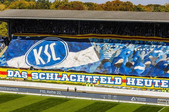 Der zweite Teil der Choreografie auf der Gegengerade Karlsruhe.<br />Bild: Supporters-Karlsruhe.de”><figcaption>Der zweite Teil der Choreografie auf der Gegengerade Karlsruhe.<br />Bild: Supporters-Karlsruhe.de</figcaption></figure>
<figure><img decoding=