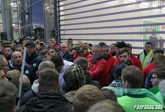 Die Wolfsburger Spieler stellten sich der Kritik der eigenen Fans.<br />Bild: Fanfotos.net”><figcaption>Die Wolfsburger Spieler stellten sich der Kritik der eigenen Fans.<br />Bild: Fanfotos.net</figcaption></figure>
<figure><img decoding=