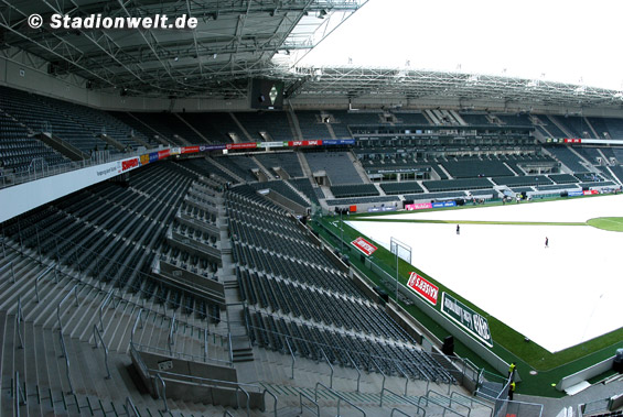 Von diesem Oberrang stürzte ein Celtic FC Fan gestern in den Unterrang.<br />Bild: Stadionwelt”><figcaption>Von diesem Oberrang stürzte ein Celtic FC Fan gestern in den Unterrang.<br />Bild: Stadionwelt</figcaption></figure>
                </div>
                
                <!-- YouTube (Meta-Feld) -->
                
            </div>
        </article>

                <script>
        (function() {
            var root = document.querySelector('.ff-single-news-gallery');
            if (!root) return;
            var slides = root.querySelectorAll('.ff-single-news-gallery-slide');
            var dots = root.querySelectorAll('.ff-single-news-gallery-dot');
            var prev = root.querySelector('.ff-single-news-gallery-prev');
            var next = root.querySelector('.ff-single-news-gallery-next');
            var n = slides.length;
            if (n < 2) return;
            var i = 0;
            function closeAllImgInfo() {
                root.querySelectorAll('.ff-fv-img-info-host.is-info-open').forEach(function(host) {
                    host.classList.remove('is-info-open');
                    var b = host.querySelector('.ff-fv-img-info-btn');
                    var p = host.querySelector('.ff-fv-img-info-panel');
                    if (b) b.setAttribute('aria-expanded', 'false');
                    if (p) p.setAttribute('aria-hidden', 'true');
                });
            }
            function show(idx) {
                closeAllImgInfo();
                i = ((idx % n) + n) % n;
                for (var s = 0; s < n; s++) {
                    if (s === i) slides[s].removeAttribute('hidden'); else slides[s].setAttribute('hidden', '');
                }
                for (var s = 0; s < dots.length; s++) {
                    dots[s].classList.toggle('is-active', s === i);
                    dots[s].setAttribute('aria-selected', s === i ? 'true' : 'false');
                }
            }
            if (prev) prev.addEventListener('click', function() { show(i - 1); });
            if (next) next.addEventListener('click', function() { show(i + 1); });
            for (var d = 0; d < dots.length; d++) {
                (function(di) { dots[di].addEventListener('click', function() { show(di); }); })(d);
            }
        })();
        </script>
        
        <!-- Kommentare -->
                <section class=