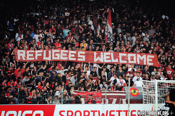 Refugees Welcome Spruchband auf der Freiburger Nordtribüne. Bild. Nordtribuene.org