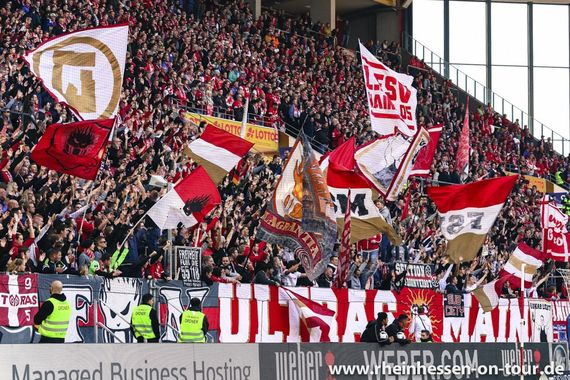 In Mainz sieht man sich als Gegenentwurf zu RB Leipzig<br />Bild: Rheinhessen-on-tour.de”><figcaption>In Mainz sieht man sich als Gegenentwurf zu RB Leipzig<br />Bild: Rheinhessen-on-tour.de</figcaption></figure>
                </div>
                
                <!-- YouTube (Meta-Feld) -->
                
            </div>
        </article>

                <script>
        (function() {
            var root = document.querySelector('.ff-single-news-gallery');
            if (!root) return;
            var slides = root.querySelectorAll('.ff-single-news-gallery-slide');
            var dots = root.querySelectorAll('.ff-single-news-gallery-dot');
            var prev = root.querySelector('.ff-single-news-gallery-prev');
            var next = root.querySelector('.ff-single-news-gallery-next');
            var n = slides.length;
            if (n < 2) return;
            var i = 0;
            function closeAllImgInfo() {
                root.querySelectorAll('.ff-fv-img-info-host.is-info-open').forEach(function(host) {
                    host.classList.remove('is-info-open');
                    var b = host.querySelector('.ff-fv-img-info-btn');
                    var p = host.querySelector('.ff-fv-img-info-panel');
                    if (b) b.setAttribute('aria-expanded', 'false');
                    if (p) p.setAttribute('aria-hidden', 'true');
                });
            }
            function show(idx) {
                closeAllImgInfo();
                i = ((idx % n) + n) % n;
                for (var s = 0; s < n; s++) {
                    if (s === i) slides[s].removeAttribute('hidden'); else slides[s].setAttribute('hidden', '');
                }
                for (var s = 0; s < dots.length; s++) {
                    dots[s].classList.toggle('is-active', s === i);
                    dots[s].setAttribute('aria-selected', s === i ? 'true' : 'false');
                }
            }
            if (prev) prev.addEventListener('click', function() { show(i - 1); });
            if (next) next.addEventListener('click', function() { show(i + 1); });
            for (var d = 0; d < dots.length; d++) {
                (function(di) { dots[di].addEventListener('click', function() { show(di); }); })(d);
            }
        })();
        </script>
        
        <!-- Kommentare -->
                <section class=