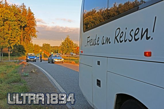 Alle Insassen dieses Busses erhielten ein Stadionverbot. <br />Bild: ULTRA1894.de”><figcaption>Alle Insassen dieses Busses erhielten ein Stadionverbot. <br />Bild: ULTRA1894.de</figcaption></figure>
<figure><img decoding=