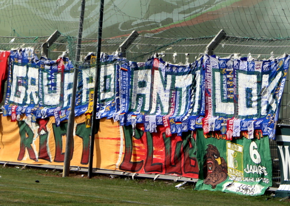 Die Fans von Chemie und Lok Leipzig pflegen eine intensive Feindschaft.<br />Bild: strassenstriche.net”><figcaption>Die Fans von Chemie und Lok Leipzig pflegen eine intensive Feindschaft.<br />Bild: strassenstriche.net</figcaption></figure>
                </div>
                
                <!-- YouTube (Meta-Feld) -->
                
            </div>
        </article>

                <script>
        (function() {
            var root = document.querySelector('.ff-single-news-gallery');
            if (!root) return;
            var slides = root.querySelectorAll('.ff-single-news-gallery-slide');
            var dots = root.querySelectorAll('.ff-single-news-gallery-dot');
            var prev = root.querySelector('.ff-single-news-gallery-prev');
            var next = root.querySelector('.ff-single-news-gallery-next');
            var n = slides.length;
            if (n < 2) return;
            var i = 0;
            function closeAllImgInfo() {
                root.querySelectorAll('.ff-fv-img-info-host.is-info-open').forEach(function(host) {
                    host.classList.remove('is-info-open');
                    var b = host.querySelector('.ff-fv-img-info-btn');
                    var p = host.querySelector('.ff-fv-img-info-panel');
                    if (b) b.setAttribute('aria-expanded', 'false');
                    if (p) p.setAttribute('aria-hidden', 'true');
                });
            }
            function show(idx) {
                closeAllImgInfo();
                i = ((idx % n) + n) % n;
                for (var s = 0; s < n; s++) {
                    if (s === i) slides[s].removeAttribute('hidden'); else slides[s].setAttribute('hidden', '');
                }
                for (var s = 0; s < dots.length; s++) {
                    dots[s].classList.toggle('is-active', s === i);
                    dots[s].setAttribute('aria-selected', s === i ? 'true' : 'false');
                }
            }
            if (prev) prev.addEventListener('click', function() { show(i - 1); });
            if (next) next.addEventListener('click', function() { show(i + 1); });
            for (var d = 0; d < dots.length; d++) {
                (function(di) { dots[di].addEventListener('click', function() { show(di); }); })(d);
            }
        })();
        </script>
        
        <!-- Kommentare -->
                <section class=