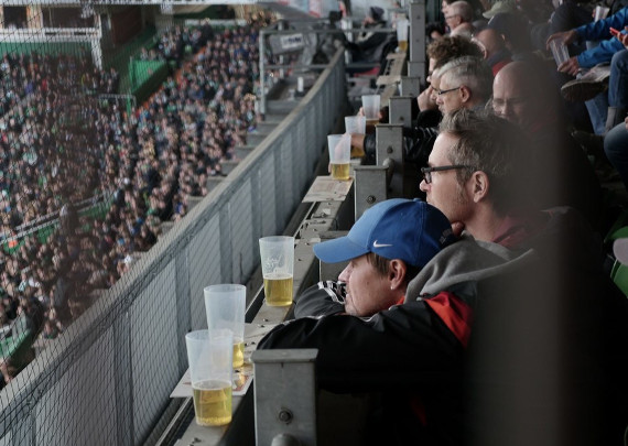Für viele Fans gehört Fußball und Alkohol zusammen, nicht so in Katar.<br />Bild: Nordtribuene.org“><figcaption>Für viele Fans gehört Fußball und Alkohol zusammen, nicht so in Katar.<br />Bild: Nordtribuene.org</figcaption></figure>
            </div>

                    </article>

                <section class=
