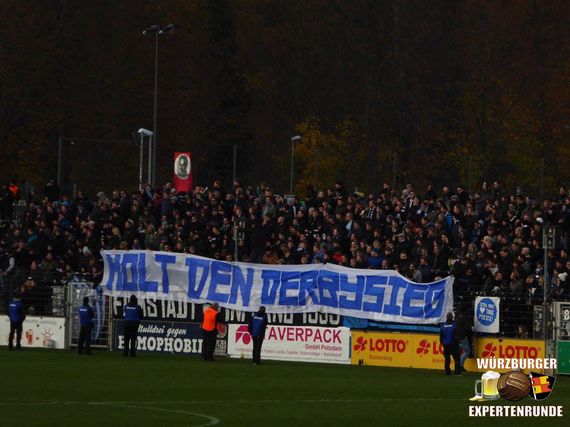 Spruchband in der Nordkurve Babelsberg auf der Gegengerade.<br />Bild: Würzburger Expertenrunde”><figcaption>Spruchband in der Nordkurve Babelsberg auf der Gegengerade.<br />Bild: Würzburger Expertenrunde</figcaption></figure>
<figure><img decoding=