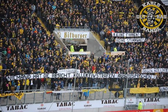 Protestplakate am Samstag in der Aachener Fankurve. Bild: Karlsbande.de