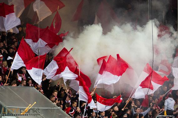 Die Pyroaktion der Energie Fans.<br />Bild: Lichtpunkt Fotografie”><figcaption>Die Pyroaktion der Energie Fans.<br />Bild: Lichtpunkt Fotografie</figcaption></figure>
<figure><img decoding=