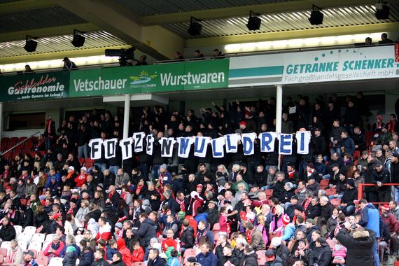 Beleidigung im Block E aus T-Shirts.<br />Bild: Robin Dullinge”><figcaption>Beleidigung im Block E aus T-Shirts.<br />Bild: Robin Dullinge</figcaption></figure>
<figure><img decoding=