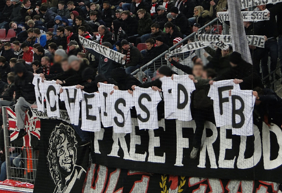 Die Ultras Frankfurt kündigen Proteste gegen personalisierte Eintrittskarten an.<br />Bild: Eintracht-Online.net”><figcaption>Die Ultras Frankfurt kündigen Proteste gegen personalisierte Eintrittskarten an.<br />Bild: Eintracht-Online.net</figcaption></figure>
                </div>
                
                <!-- YouTube (Meta-Feld) -->
                
            </div>
        </article>

                <script>
        (function() {
            var root = document.querySelector('.ff-single-news-gallery');
            if (!root) return;
            var slides = root.querySelectorAll('.ff-single-news-gallery-slide');
            var dots = root.querySelectorAll('.ff-single-news-gallery-dot');
            var prev = root.querySelector('.ff-single-news-gallery-prev');
            var next = root.querySelector('.ff-single-news-gallery-next');
            var n = slides.length;
            if (n < 2) return;
            var i = 0;
            function closeAllImgInfo() {
                root.querySelectorAll('.ff-fv-img-info-host.is-info-open').forEach(function(host) {
                    host.classList.remove('is-info-open');
                    var b = host.querySelector('.ff-fv-img-info-btn');
                    var p = host.querySelector('.ff-fv-img-info-panel');
                    if (b) b.setAttribute('aria-expanded', 'false');
                    if (p) p.setAttribute('aria-hidden', 'true');
                });
            }
            function show(idx) {
                closeAllImgInfo();
                i = ((idx % n) + n) % n;
                for (var s = 0; s < n; s++) {
                    if (s === i) slides[s].removeAttribute('hidden'); else slides[s].setAttribute('hidden', '');
                }
                for (var s = 0; s < dots.length; s++) {
                    dots[s].classList.toggle('is-active', s === i);
                    dots[s].setAttribute('aria-selected', s === i ? 'true' : 'false');
                }
            }
            if (prev) prev.addEventListener('click', function() { show(i - 1); });
            if (next) next.addEventListener('click', function() { show(i + 1); });
            for (var d = 0; d < dots.length; d++) {
                (function(di) { dots[di].addEventListener('click', function() { show(di); }); })(d);
            }
        })();
        </script>
        
        <!-- Kommentare -->
                <section class=
