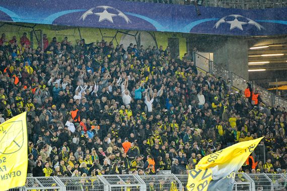 Zunächst mischten sich die Legia Fans unter die BVB-Fans.<br />Bild: legionisci.com”><figcaption>Zunächst mischten sich die Legia Fans unter die BVB-Fans.<br />Bild: legionisci.com</figcaption></figure>
<figure><img decoding=