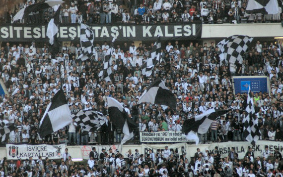 Die Besiktas Fans wollen heute in der ersten Minute ein Zeichen gegen Rassismus setzen.<br />Bild: Groundhopping.de“><figcaption>Die Besiktas Fans wollen heute in der ersten Minute ein Zeichen gegen Rassismus setzen.<br />Bild: Groundhopping.de</figcaption></figure>
            </div>

                    </article>

                <section class=