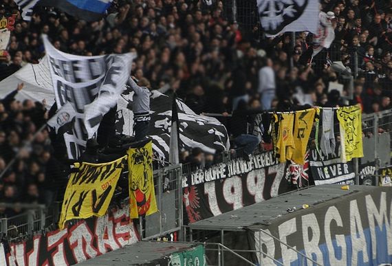 Super 3 Material in der Frankfurter Nordwestkurve.<br />Bild: Eintracht-Online.net”><figcaption>Super 3 Material in der Frankfurter Nordwestkurve.<br />Bild: Eintracht-Online.net</figcaption></figure>
<figure><img decoding=
