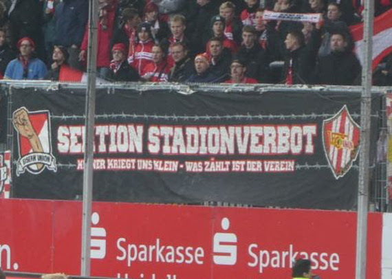 Sektion Stadionverbots Zaunfahne im Gästeblock. Bild: CarpeDiemSandhausen