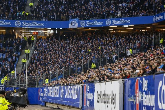 Die aktive Fanszene von Hertha BSC durfte nicht ins Stadion, sodass keine Banner im Gästeblock hingen<br />Bild: HSV-SC.de”><figcaption>Die aktive Fanszene von Hertha BSC durfte nicht ins Stadion, sodass keine Banner im Gästeblock hingen<br />Bild: HSV-SC.de</figcaption></figure>
<figure><img decoding=