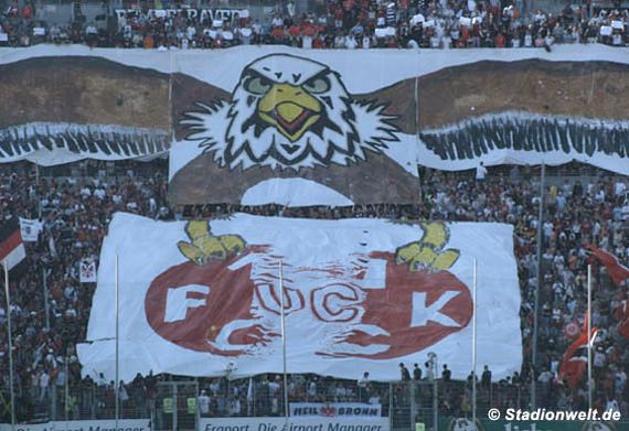 So sah das FCK-Logo später aus.<br />Bild: Faszination Fankurve”><figcaption>So sah das FCK-Logo später aus.<br />Bild: Faszination Fankurve</figcaption></figure>
                </div>
                
                <!-- YouTube (Meta-Feld) -->
                
            </div>
        </article>

                <script>
        (function() {
            var root = document.querySelector('.ff-single-news-gallery');
            if (!root) return;
            var slides = root.querySelectorAll('.ff-single-news-gallery-slide');
            var dots = root.querySelectorAll('.ff-single-news-gallery-dot');
            var prev = root.querySelector('.ff-single-news-gallery-prev');
            var next = root.querySelector('.ff-single-news-gallery-next');
            var n = slides.length;
            if (n < 2) return;
            var i = 0;
            function closeAllImgInfo() {
                root.querySelectorAll('.ff-fv-img-info-host.is-info-open').forEach(function(host) {
                    host.classList.remove('is-info-open');
                    var b = host.querySelector('.ff-fv-img-info-btn');
                    var p = host.querySelector('.ff-fv-img-info-panel');
                    if (b) b.setAttribute('aria-expanded', 'false');
                    if (p) p.setAttribute('aria-hidden', 'true');
                });
            }
            function show(idx) {
                closeAllImgInfo();
                i = ((idx % n) + n) % n;
                for (var s = 0; s < n; s++) {
                    if (s === i) slides[s].removeAttribute('hidden'); else slides[s].setAttribute('hidden', '');
                }
                for (var s = 0; s < dots.length; s++) {
                    dots[s].classList.toggle('is-active', s === i);
                    dots[s].setAttribute('aria-selected', s === i ? 'true' : 'false');
                }
            }
            if (prev) prev.addEventListener('click', function() { show(i - 1); });
            if (next) next.addEventListener('click', function() { show(i + 1); });
            for (var d = 0; d < dots.length; d++) {
                (function(di) { dots[di].addEventListener('click', function() { show(di); }); })(d);
            }
        })();
        </script>
        
        <!-- Kommentare -->
                <section class=