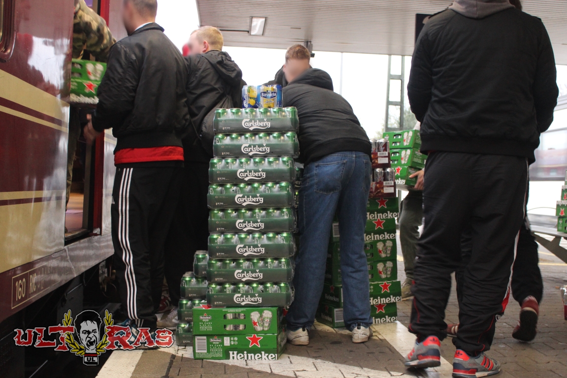 Die Ultras Leverkusen beim Einladen von Bier in den Sonderzug. Bild: Ultras-Leverkusen.de
