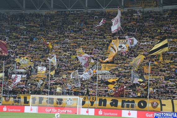 Die Ultras Dynamo am vergangenen Wochenende beim Heimspiel gegen Bochum.<br />Bild: Photomafia-Bochum.de”><figcaption>Die Ultras Dynamo am vergangenen Wochenende beim Heimspiel gegen Bochum.<br />Bild: Photomafia-Bochum.de</figcaption></figure>
                </div>
                
                <!-- YouTube (Meta-Feld) -->
                
            </div>
        </article>

                <script>
        (function() {
            var root = document.querySelector('.ff-single-news-gallery');
            if (!root) return;
            var slides = root.querySelectorAll('.ff-single-news-gallery-slide');
            var dots = root.querySelectorAll('.ff-single-news-gallery-dot');
            var prev = root.querySelector('.ff-single-news-gallery-prev');
            var next = root.querySelector('.ff-single-news-gallery-next');
            var n = slides.length;
            if (n < 2) return;
            var i = 0;
            function closeAllImgInfo() {
                root.querySelectorAll('.ff-fv-img-info-host.is-info-open').forEach(function(host) {
                    host.classList.remove('is-info-open');
                    var b = host.querySelector('.ff-fv-img-info-btn');
                    var p = host.querySelector('.ff-fv-img-info-panel');
                    if (b) b.setAttribute('aria-expanded', 'false');
                    if (p) p.setAttribute('aria-hidden', 'true');
                });
            }
            function show(idx) {
                closeAllImgInfo();
                i = ((idx % n) + n) % n;
                for (var s = 0; s < n; s++) {
                    if (s === i) slides[s].removeAttribute('hidden'); else slides[s].setAttribute('hidden', '');
                }
                for (var s = 0; s < dots.length; s++) {
                    dots[s].classList.toggle('is-active', s === i);
                    dots[s].setAttribute('aria-selected', s === i ? 'true' : 'false');
                }
            }
            if (prev) prev.addEventListener('click', function() { show(i - 1); });
            if (next) next.addEventListener('click', function() { show(i + 1); });
            for (var d = 0; d < dots.length; d++) {
                (function(di) { dots[di].addEventListener('click', function() { show(di); }); })(d);
            }
        })();
        </script>
        
        <!-- Kommentare -->
                <section class=