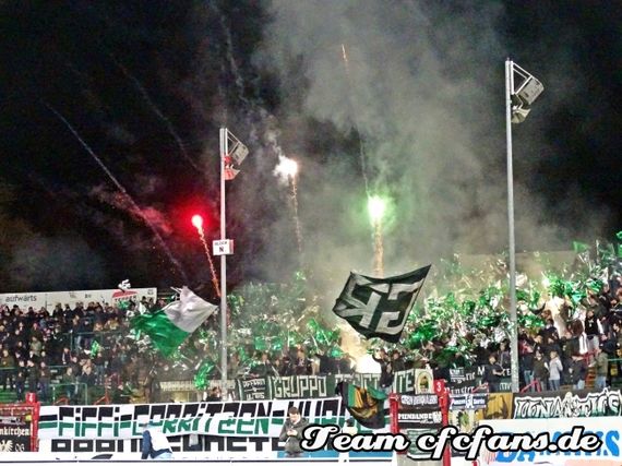 Das Feuerwerk in der Fiffi-Gerritzen-Kurve.<br />Bild: CFCFans.info”><figcaption>Das Feuerwerk in der Fiffi-Gerritzen-Kurve.<br />Bild: CFCFans.info</figcaption></figure>
<figure><img decoding=