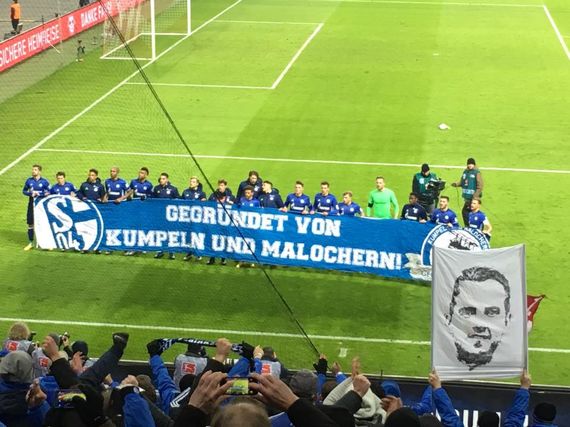 Die Schalker Spieler unterstützten das Motto der Fans.<br />Bild: Susanne Blondundblau”><figcaption>Die Schalker Spieler unterstützten das Motto der Fans.<br />Bild: Susanne Blondundblau</figcaption></figure>
<figure><img decoding=